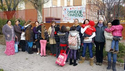 Madres de ni&ntilde;os del centro se movilizaron contra el cierre.