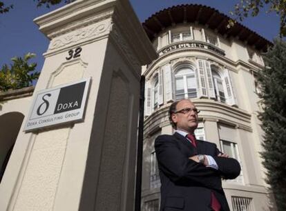 Josep Grau fotografiado en la puerta de la sede de Doxa Consulting.