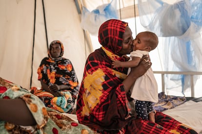 Jamia Ishak Osman, de 35 años, besa a su bebé, enfermo de malaria, en una tienda de campaña de Médicos Sin Fronteras, en el campamento de Adre. “Estos campos no están preparados para acoger a todos las personas refugiadas que han sido reubicadas. Están expuestas a un sol y una lluvia inclementes; y los alimentos, agua e incluso utensilios de cocina son insuficientes. Hay enormes necesidades y muy pocos recursos”, afirma Susana Borges, coordinadora de Emergencias de la ONG en Chad, que reclama más ayuda para poder atender las necesidades esenciales de los refugiados.