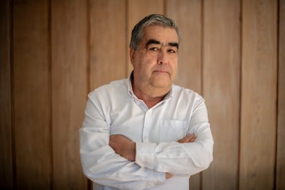 Ricardo Solari, economista, académico y político chileno, en su casa en el sector oriente De Santiago, Chile.