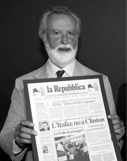 FILE - Journalist Eugenio Scalfari poses with an edition of La Repubblica newspaper, in Milan, in this 1992 photo. Eugenio Scalfari, who revolutionized Italian journalism with the creation of La Repubblica, a liberal daily that boldly challenged traditional newspapers, died on Thursday, July, 14, 2022, the Senate president announced. He was 98.  (Ap Photo/Files)