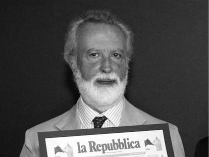 FILE - Journalist Eugenio Scalfari poses with an edition of La Repubblica newspaper, in Milan, in this 1992 photo. Eugenio Scalfari, who revolutionized Italian journalism with the creation of La Repubblica, a liberal daily that boldly challenged traditional newspapers, died on Thursday, July, 14, 2022, the Senate president announced. He was 98.  (Ap Photo/Files)