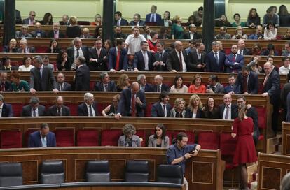 Los diputados de Unidos Podemos, encabezados por Pablo Iglesias, se quejan por la falta de sitio para ellos. 