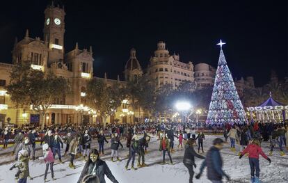 Los jóvenes se divierten en la pista de patinaje en la plaza del Ayuntamiento de Valencia.