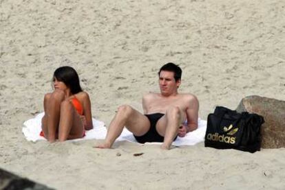 Messi pasa sus vacaciones en una playa de Brasil con su novia.