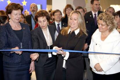 La ministra de Sanidad, Trinidad Jiménez, acompañada por la consejera de Salud de la Generalitat , Marina Geli, y de la vicepresidenta de la Comisión Europea y comisaria de la Agenda Digital, Neelie Kroes, durante la inauguración hoy de la Conferencia Ministerial e- Health 2010 en Barcelona.