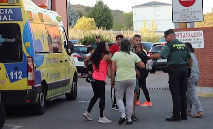 Acceso al centro de salud de Bembibre donde fue trasladada la victima.