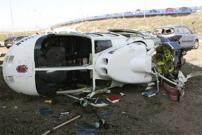 Finalmente todo ha quedado en un susto, aunque podría haber sido peor, ya que el helicóptero, que ha quedado destrozado, se ha venido abajo desde una altura de ocho metros.