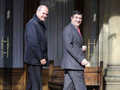 El <i>lehendakari</i> (derecha), con el vicepresidente tercero y ministro de Política Territorial, Manuel Chaves, antes de su reunión en febrero pasado.
