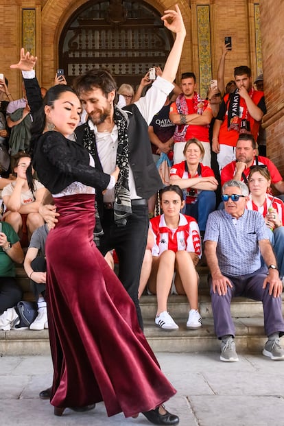 Aficionados del Mallorca y del Athletic observan un espectáculo de flamenco en la Plaza de España de Sevilla.