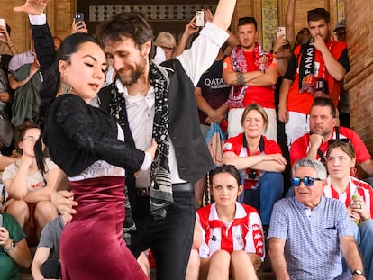 Aficionados del Mallorca y del Athletic observan un espectáculo de flamenco en la Plaza de España de Sevilla.