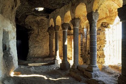 Saint-Nectarie también cuenta con dos atractivos cercanos: el reconstruido Chastel Montaigu, asentado sobre una cima, o el curioso sitio arqueológico de las grutas de Jonás, que cuenta con una capilla mediaval y una columnata excavada en la roca.