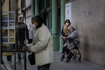 Una persona con mascarilla frente a la entrada del Hospital Clínic en Barcelona, el 29 de diciembre.