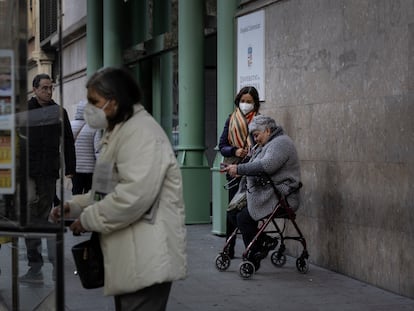 Una persona con mascarilla frente a la entrada del Hospital Clínic en Barcelona, el 29 de diciembre.