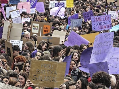 Un momento de una manifestación feminista del pasado 8 de marzo en Barcelona. / JOAN SÁNCHEZ