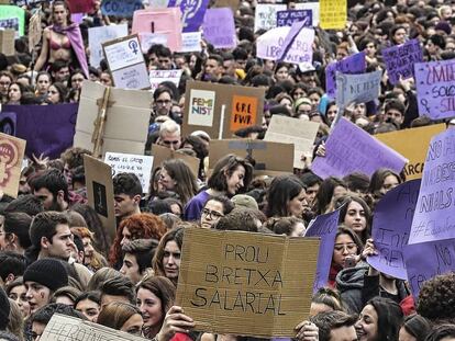 Un momento de una manifestación feminista del pasado 8 de marzo en Barcelona. / JOAN SÁNCHEZ