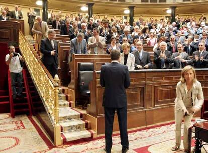 Diputados socialistas y miembros del Gobierno aplauden a José Luis Rodríguez Zapatero (de espaldas) tras una de sus intervenciones.