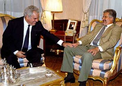 Enrique Múgica bromea con el presidente del Congreso, Manuel Marín, tras entregarle el informe anual.