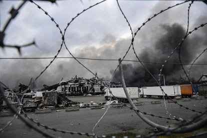 Almacén bombardeado en Stoyanka, al oeste de Kyiev.