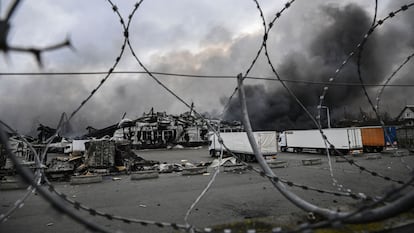 Almacén bombardeado en Stoyanka, al oeste de Kyiev.