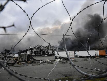 Almacén bombardeado en Stoyanka, al oeste de Kyiev.