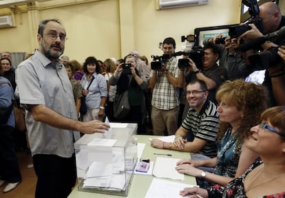 El candidato de la CUP a la presidencia de la Generalitat en las elecciones al Parlament, Antonio Baños, vota en la Escuela Timbaler del Bruc (Barcelona).