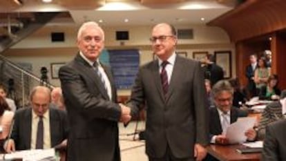 MIguel Martín saluda a su sucesor en la AEB, José María Roldán