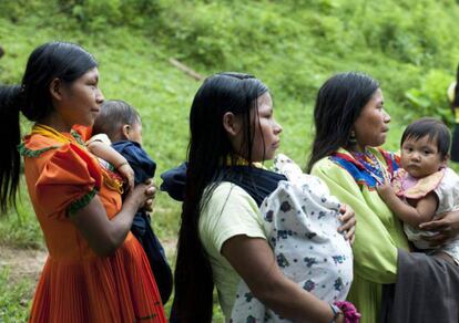 Mujeres emberas portan a sus hijos.