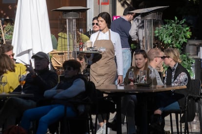 Una camarera atiende las mesas de la terraza de un bar en Sevilla, este viernes.