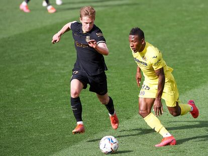 Estupiñán ante De Jong, en el Villarreal-Barcelona.