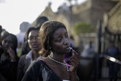 Una mujer tras visitar la capilla ardiente del ex presidente de Sudáfrica Nelson Mandela.