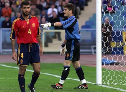 Casillas, con Guardiola, en el partido de su debut con España, en 2000, contra Sueci