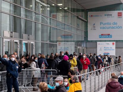 Varias personas hacen cola para la tercera dosis del Covid, en el Wizink Center, el pasado 23 de noviembre en Madrid.