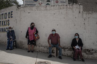 Adultos mayores esperan bajo la sombra para entrar al Centro Cívico Benito Juárez por una segunda dosis de la vacuna Sinovac.