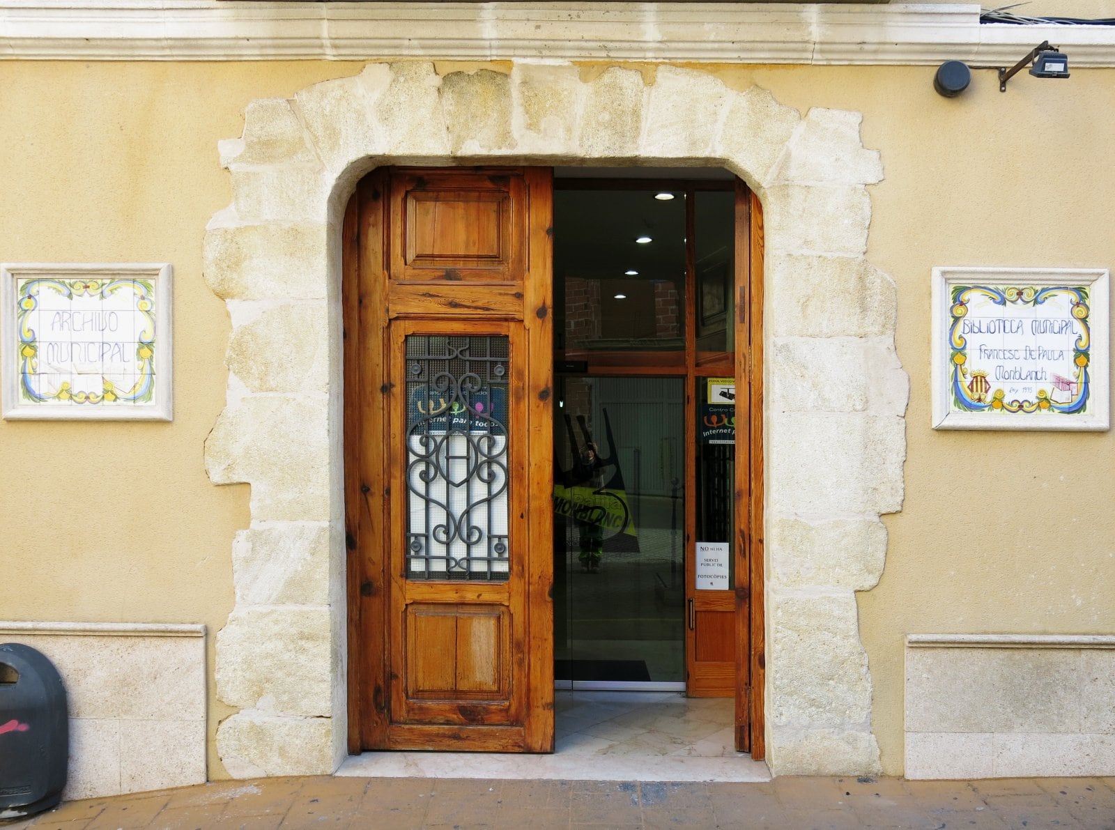 Entrada a la Biblioteca municipal de Muro d'Alcoi, en una imagen del Ayuntamiento.