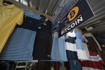 Un letrero anuncia que se acepta el pago con bitcoins en San Salvador, el pasado 24 de mayo.