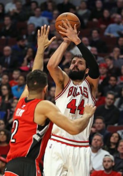 Mirotic lanza ante Fields en el Bulls-Raptors.