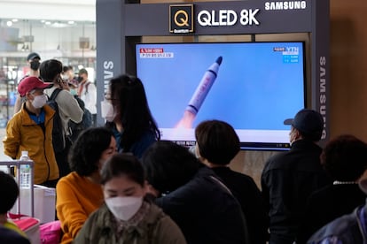 Una pantalla del metro de Seúl muestra el lanzamiento de un misil de Corea del Norte.