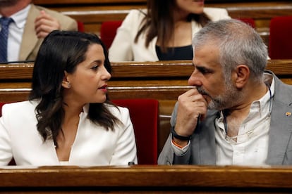 La líder de Ciutadans, Inés Arrimadas (e), conversa amb el portaveu, Carlos Carrizosa (d).