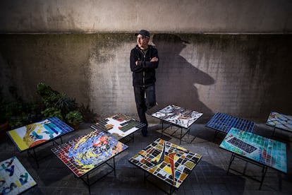 El artista Isidro Blasco frente a las mesas de diseño en Nave Oporto. El precio fijado para cada una es de 1.350 euros. 