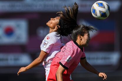 Lee Geummin de Corea del Sur y Sarina Bolden de Filipinas luchan por el balón durante el partido de semifinales de fútbol de la Copa Asiática Femenina de la AFC India 2022.