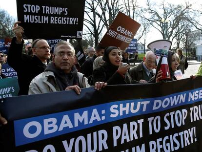 Activistas protestan en contra del registro de musulmanes delante de la Casa Blanca, en Washington DC.
