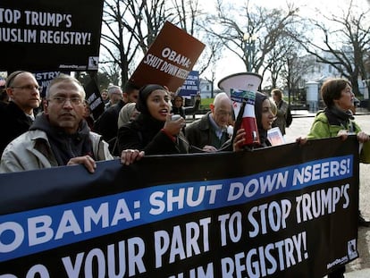 Activistas protestan en contra del registro de musulmanes delante de la Casa Blanca, en Washington DC.