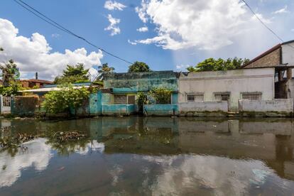 El agua también ha anegado el municipio de Puerto Ordaz en el Estado de Bolívar. Algunas personas, como Érika Machado, de 32 años. no han querido abandonar su vivienda por temor a saqueos. "Ya tenemos más de diez días inundados", le dijo a la agencia de noticias AFP.