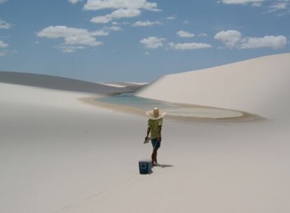 Las Lençois Maranhenses de Brasil forman un paisaje único y cambiante de grandes dunas blancas