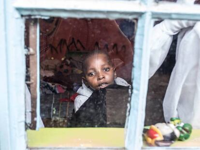 Maiyan Gachuhi, de cinco años, observa desde un centro de día para niños con discapacidad de Mathare, suburbio de Nairobi.