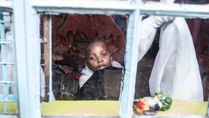 Maiyan Gachuhi, de cinco años, observa desde un centro de día para niños con discapacidad de Mathare, suburbio de Nairobi.