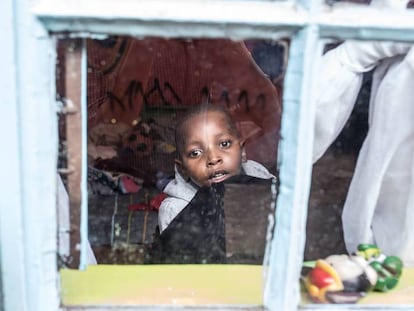 Maiyan Gachuhi, de cinco años, observa desde un centro de día para niños con discapacidad de Mathare, suburbio de Nairobi.