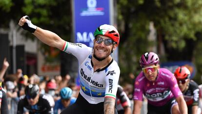 Nizzolo levanta el brazo al ganar el sprint de Verona.