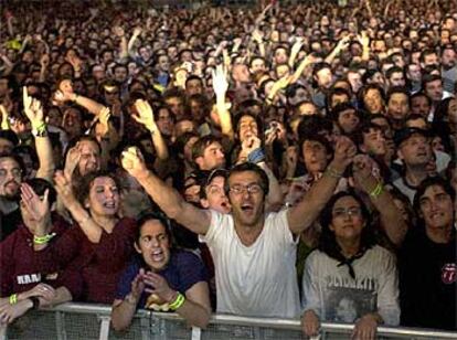 Como siempre que vienen los Rolling, las entradas estaban agotadas desde hace meses. Además, en Bilbao, se daba la circunstancia de que los seguidores del grupo se habían quedado con las ganas de ver a sus ídolos en 1998, cuando el concierto que también se iba a celebrar entonces en San Mamés fue suspendido.